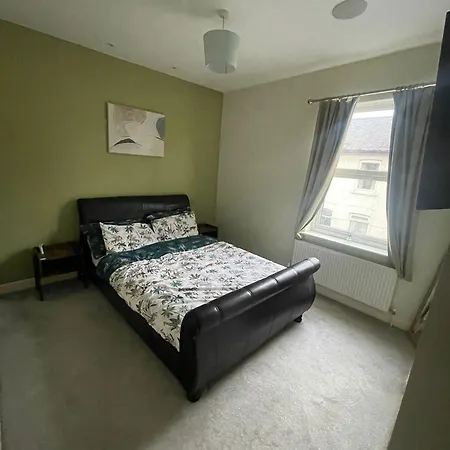 Holiday home Impeccable 3-bed House In