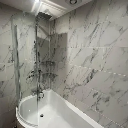 Impeccable 3-bed House In * York